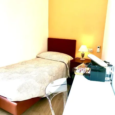 Agora Singola Con Bagno Privato Adiacente * نابولي