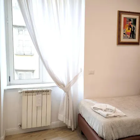 Agora Singola Con Bagno Privato Adiacente * نابولي